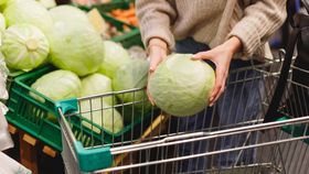 Guvernul vrea să extindă limitarea adaosului comercial la toate produsele românești! Analiștii atrag atenția asupra efectelor negative